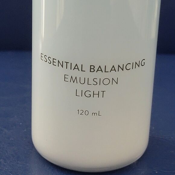Laneige Essential Balancing Emulsion Light 4 oz / 120 ml NEW Exp 08/26 - Picture 2 of 10